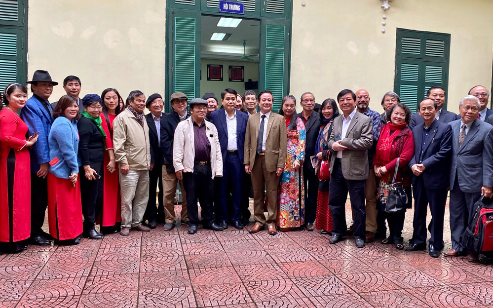 Der Vorsitzende des Volkskomitees der Hauptstadt trifft Künstler Hanois