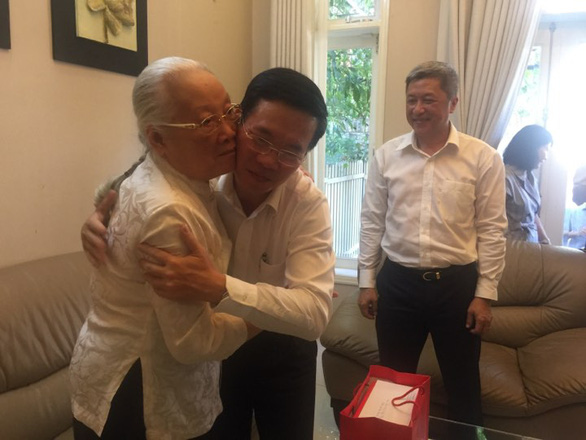 Der Leiter der Zentralabteilung für Aufklärung und Erziehung besucht die Ärztin des Volkes Doan Thuy Ba