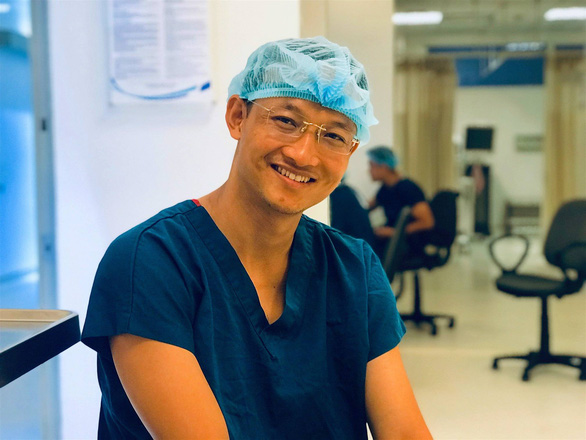 Arzt des vietnamesisch-deutschen Krankenhauses führt Buchauktion zur Spende für Impfstofffonds durch