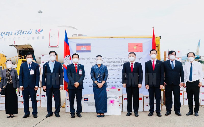 Empfang von Kambodschas Hilfsgütern für Covid-19-Bekämpfung in Vietnam