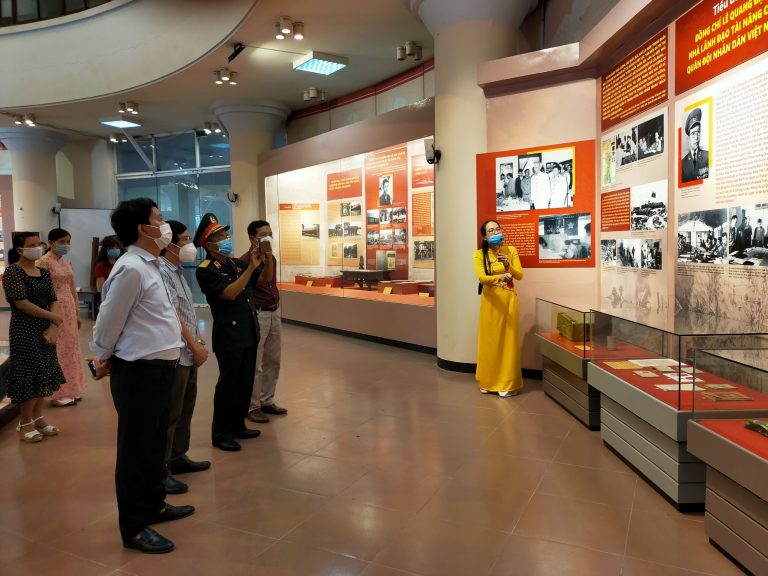 Ausstellung zum 100. Geburtstag des ehemaligen Parlamentspräsidenten Le Quang Dao