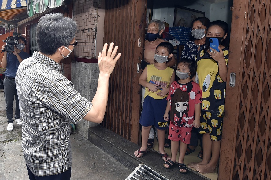 Gewährleistung von genügend Medikamenten und regelmäßigen Untersuchungen für Covid-19-Erkrankte zu Hause