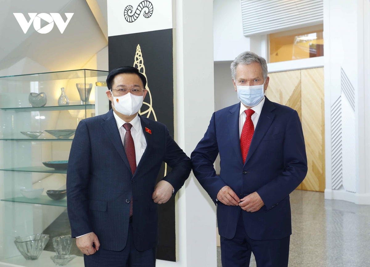 Parlamentspräsident Vuong Dinh Hue trifft Finnlands Präsident Sauli Niinisto