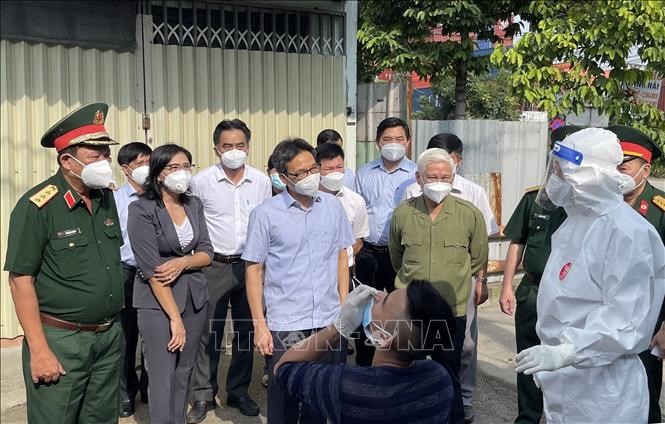 Vizepremierminister Vu Duc Dam tagt mit der Provinz Binh Duong über Covid-19-Bekämpfung