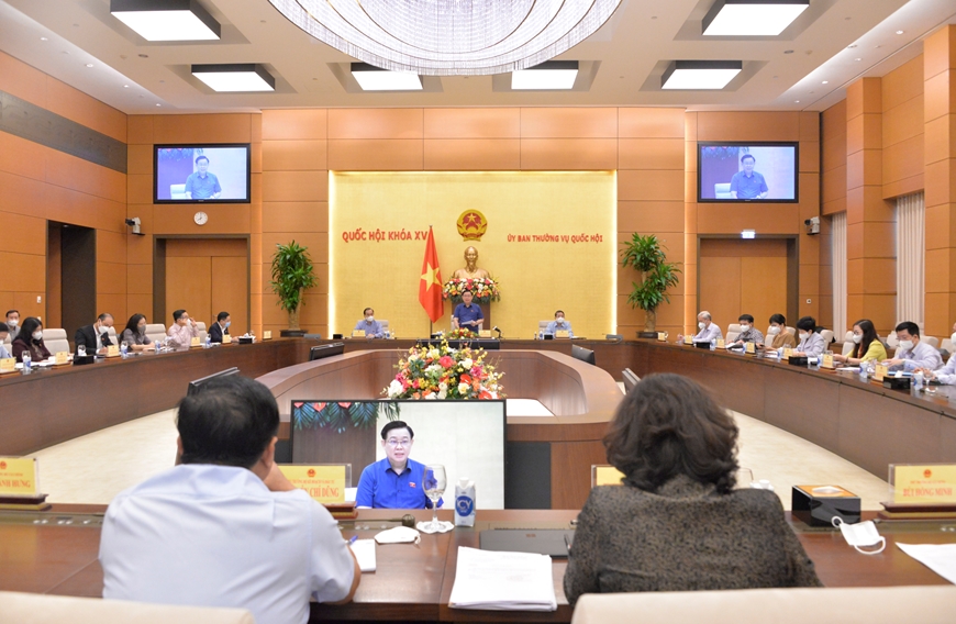 Parlamentspräsident Vuong Dinh Hue leitet die Tagung über Fiskal- und Währungspolitik