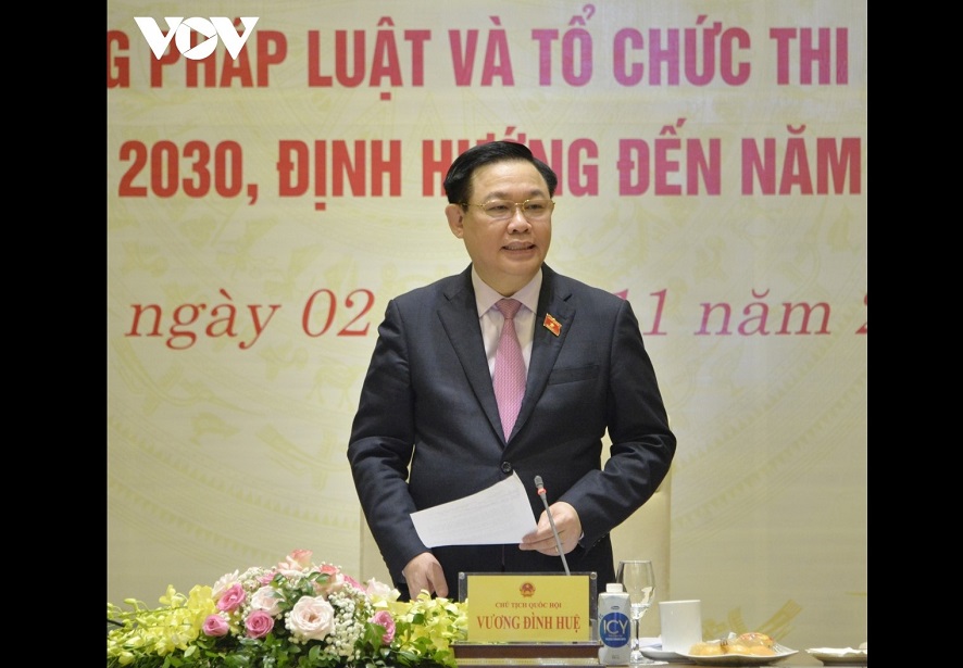 Parlamentspräsident Vuong Dinh Hue leitet Gespräch über Vervollständigung des Gesetzessystems