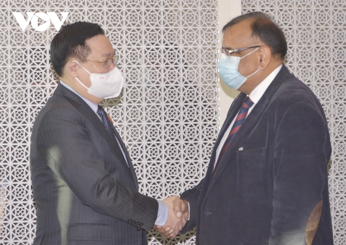 Parlamentspräsident Vuong Dinh Hue trifft Geschäftsführer des nationalen Ölkonzerns Indiens