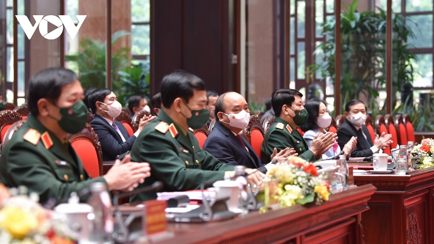 Staatspräsident Nguyen Xuan Phuc würdigt Mühe der Armee bei Covid-19-Bekämpfung