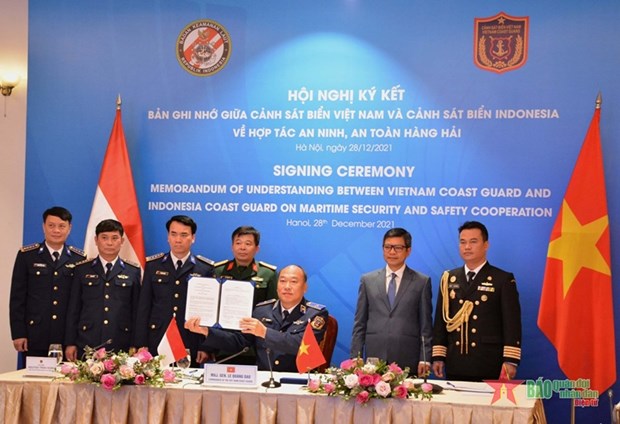 Zusammenarbeit zwischen Polizisten Vietnams und Indonesiens in Seefahrtsicherheit und –freiheit