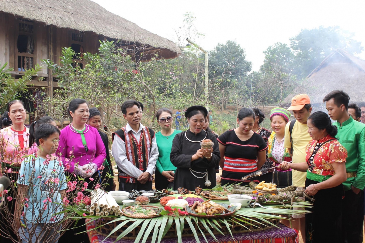 Darstellung traditioneller Feste ethnischer Minderheiten im Kultur- und Tourismusdorf der vietnamesischen Volksgruppen