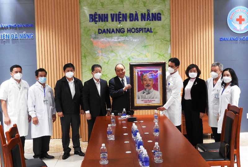Staatspräsident Nguyen Xuan Phuc ermutigt medizinisches Personal in Da Nang