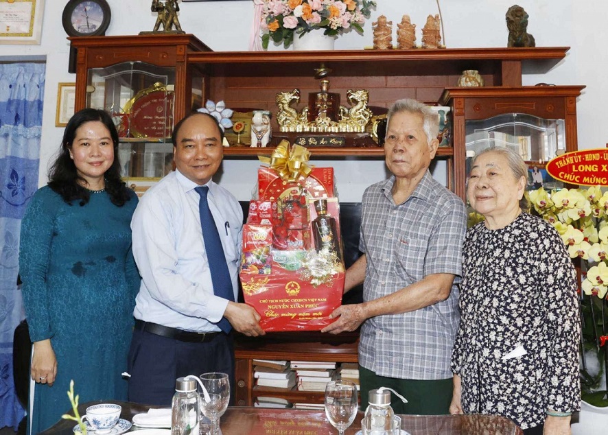 Tetfest: Staatspräsident Nguyen Xuan Phuc überreicht Geschenke an Familien von verdienstvollen Menschen in An Giang