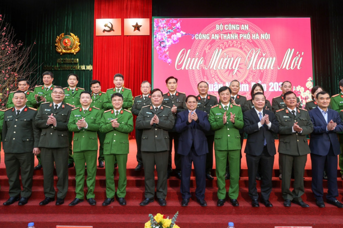 Tetfest: Premierminister Pham Minh Chinh beglückwünscht Polizei der Hauptstadt Hanoi