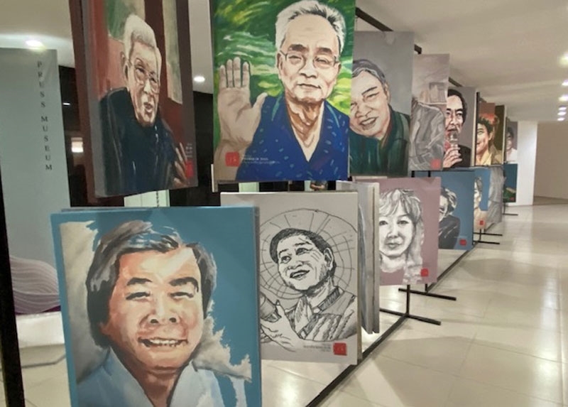 Journalist Huynh Dung Nhan und 100 Portraitbilder über Kollegen und Plakate über Pandemie-Bekämpfung