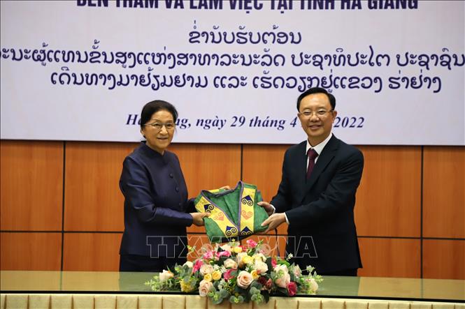 Laotische Vizestaatspräsidentin Pany Yathotou besucht Provinz Ha Giang