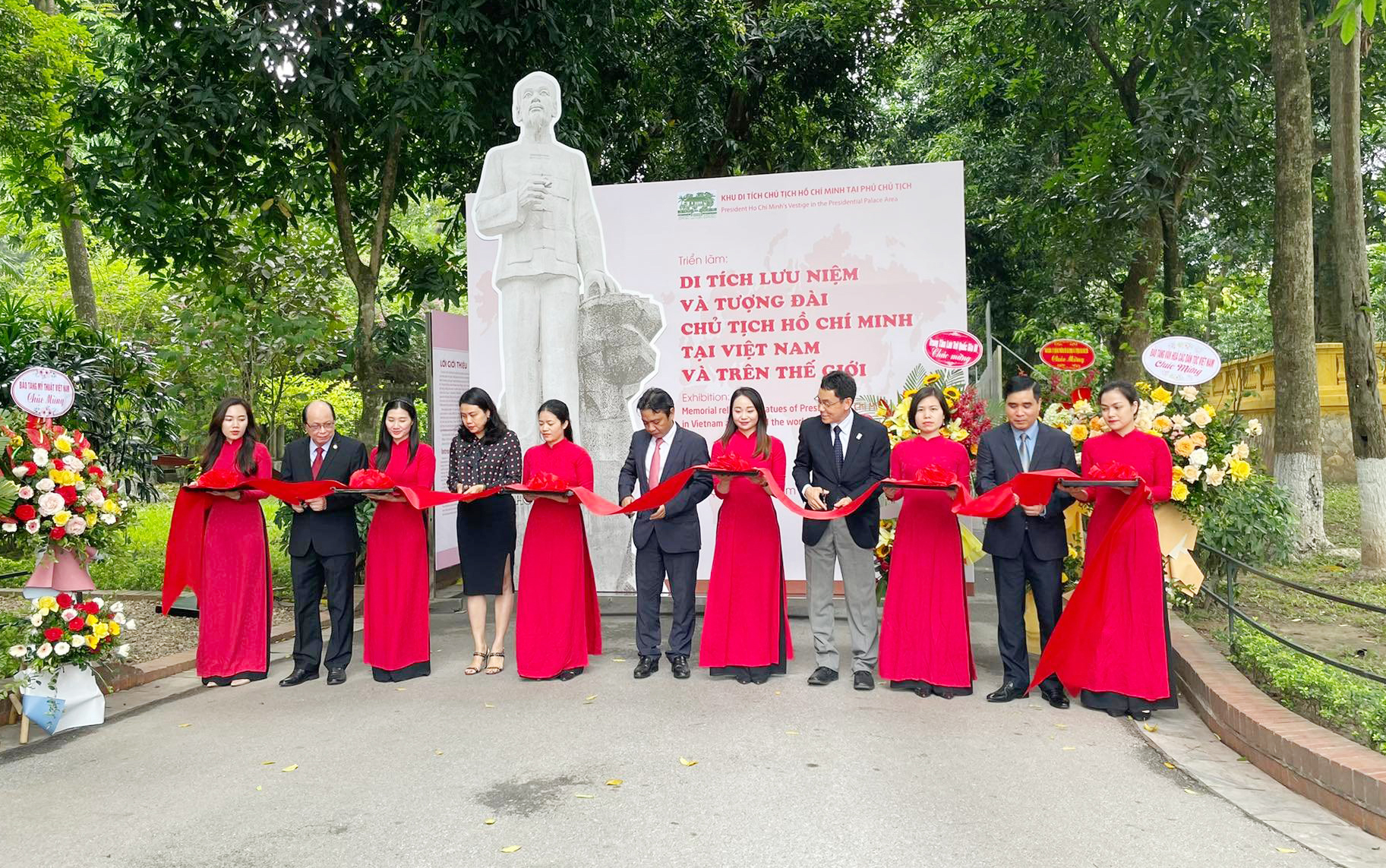Ausstellung “Ho Chi Minh-Gedenkstätten und –Statuen“