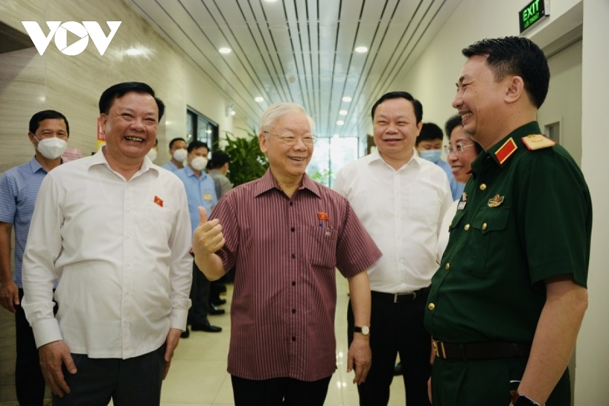 Vor Parlamentssitzung trifft KPV-Generalsekretär Nguyen Phu Trong Wähler der Hauptstadt