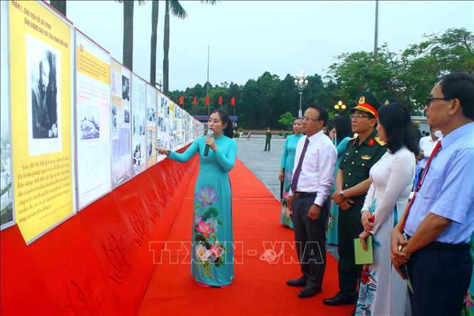Vorstellung wertvoller Fotos und Dokumente über Präsident Ho Chi Minh