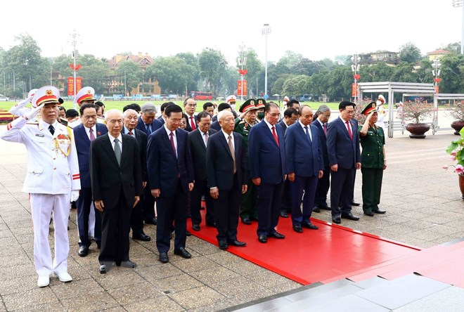 Vietnamesische Führung besucht Ho Chi Minh-Mausoleum