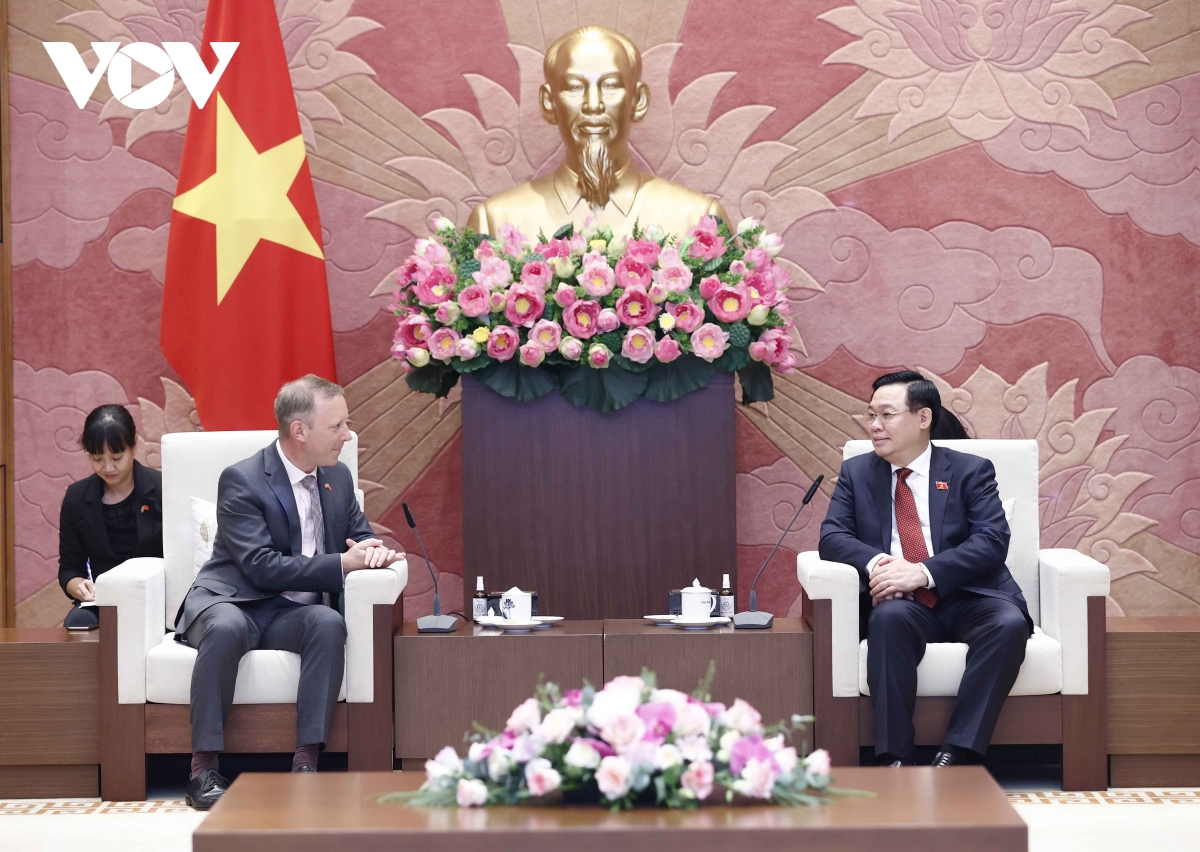 Parlamentspräsident Vuong Dinh Hue empfängt den britischen Botschafter in Vietnam Gareth Ward