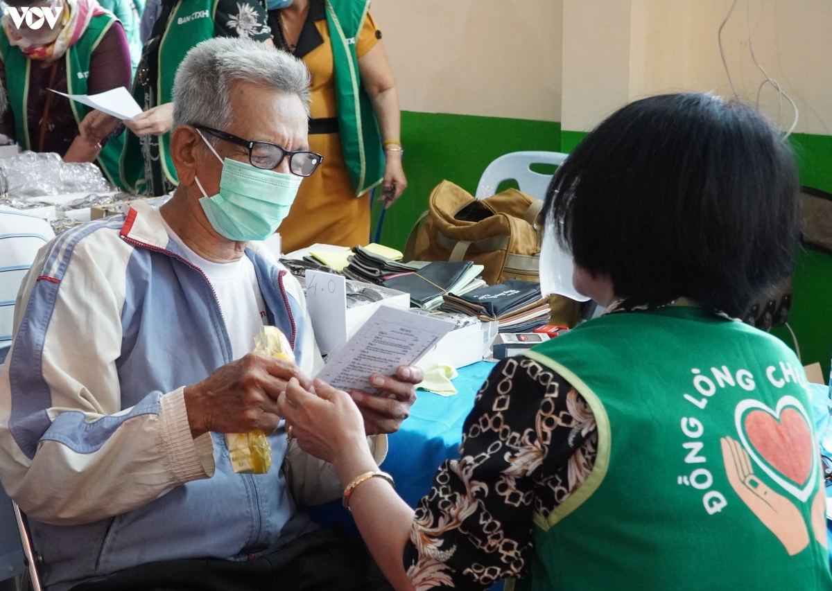 Vietnamesische Ärzte untersuchen Laoten in Vientiane kostenlos