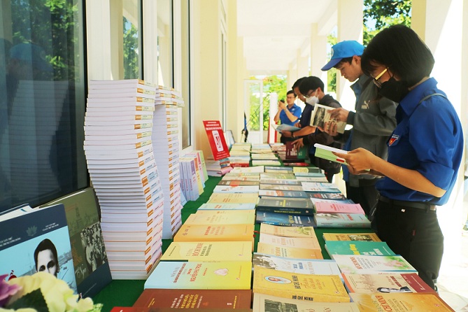 Eröffnung der Bücherausstellung über Meer und Inseln Vietnams