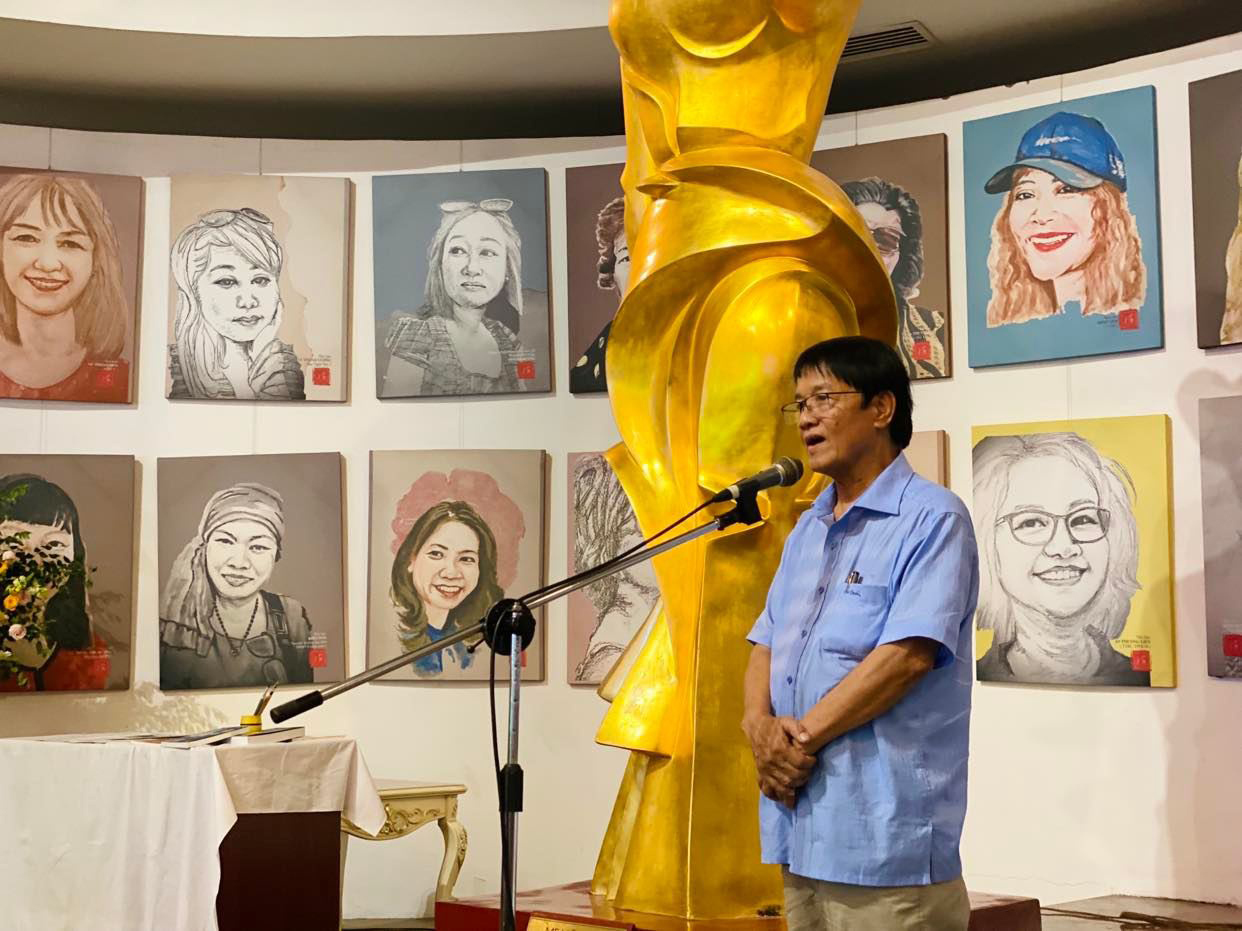 Übergabe von 100 Portraitbildern über Journalistinnen an Frauenmuseum Vietnams