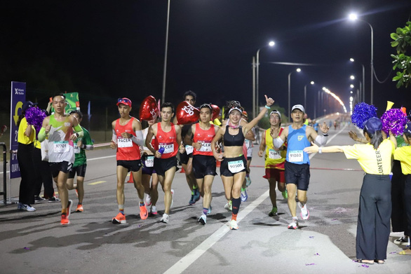 Mehr als 4000 Menschen nehmen am Marathonlauf Ben Tre 2022 teil