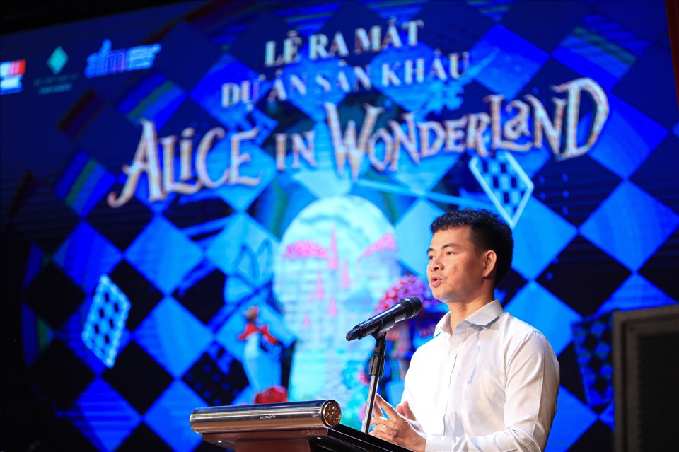 Inszenierung des Musicals “Alice in Wonderland” für Jugendliche