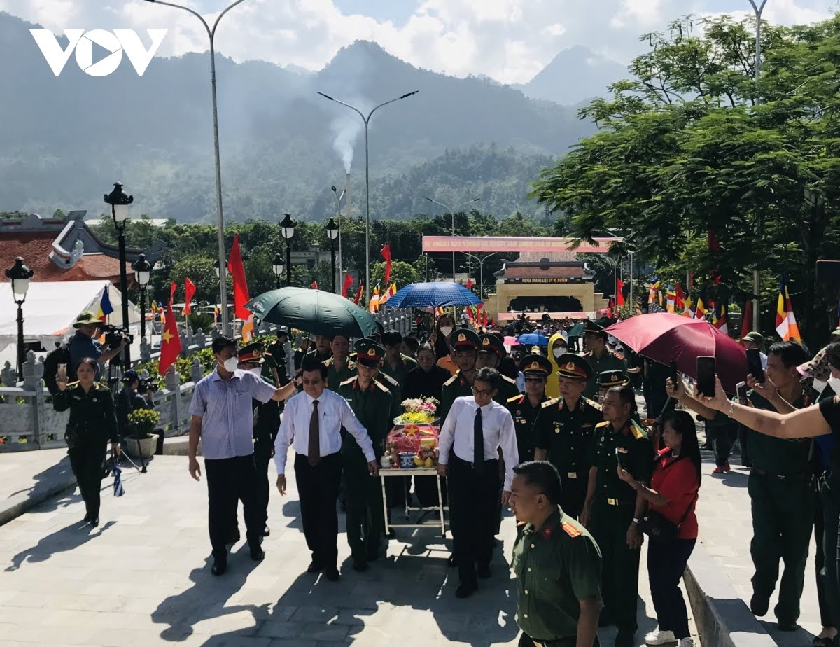 Gedenkfeier und Beerdigung von sterblichen Überresten der zehn gefallenen Soldaten auf dem Soldatenfriedhof  Vi Xuyen