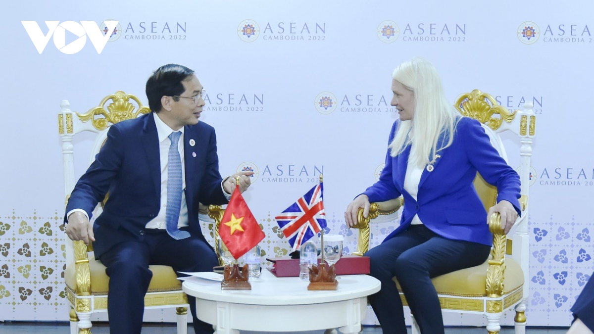 Außenminister Bui Thanh Son führt separate Gespräche mit Außenministern von ASEAN-Ländern