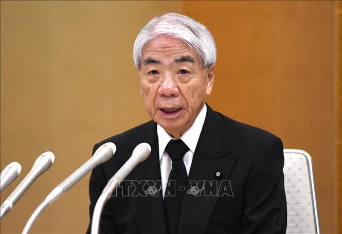 Parlamentspräsident Vuong Dinh Hue gratuliert dem neuen Präsidenten des japanischen Oberhauses Hidehisa Otsuji