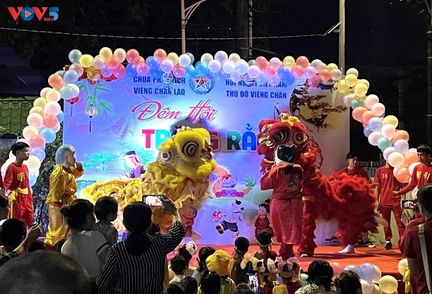 Aktivitäten zum Mittherbstfest für vietnamesische Kinder im Ausland