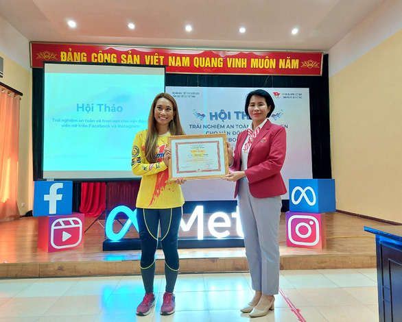 Nationales olympisches Komitee Vietnams überreicht Sportlerin Vu Phuong Thanh Loburkunde