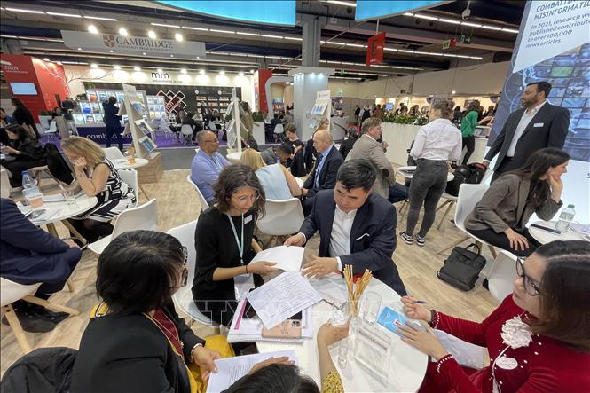 Werbung für Druckerzeugnisse Vietnams bei Frankfurter Buchmesse