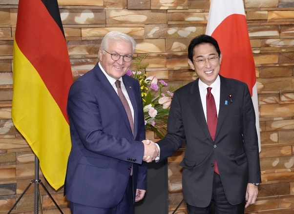 Deutschlands Spitzenpolitiker besuchen Asien
