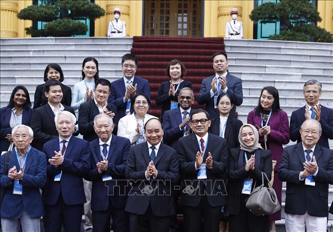 Staatspräsident Nguyen Xuan Phuc trifft Delegation der ASEAN-Ökonomen