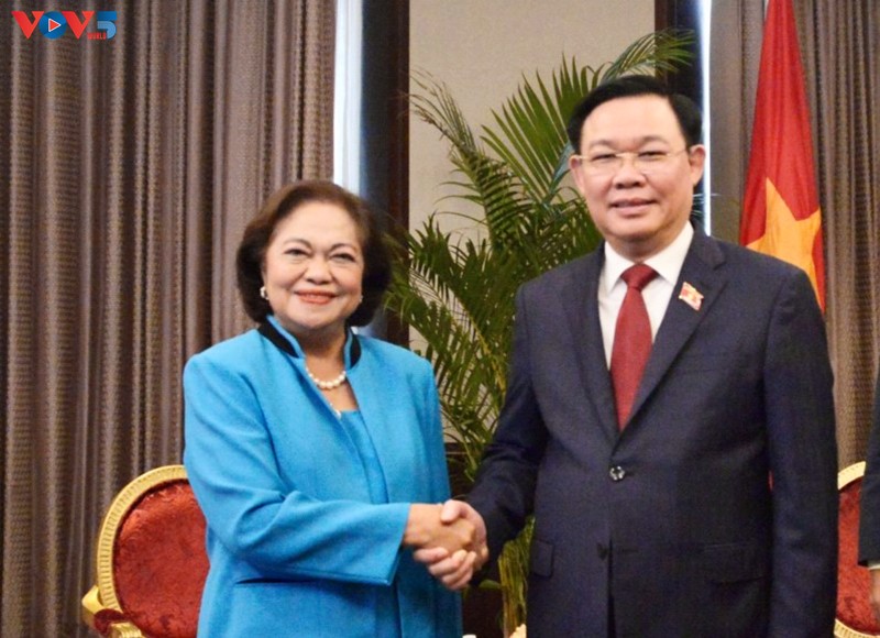 Parlamentspräsident Vuong Dinh Hue trifft Präsidentin der Clark Development Corporation Agnes Devanadera