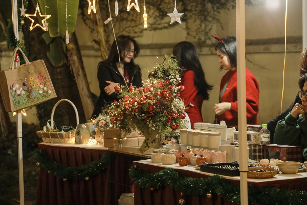 Weihnachtsmarkt mit freiem Eintritt in der tschechischen Botschaft in Hanoi