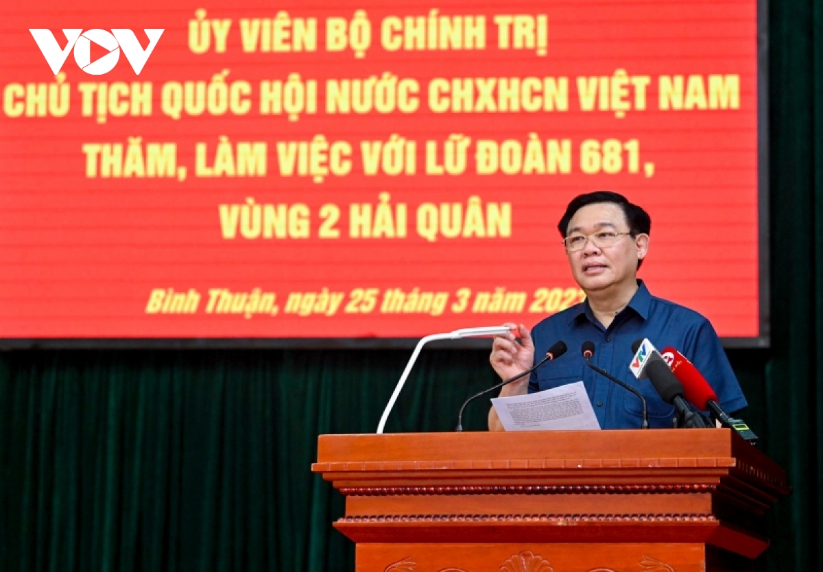 Parlamentspräsident Vuong Dinh Hue tagt mit Brigade 681 der Marine
