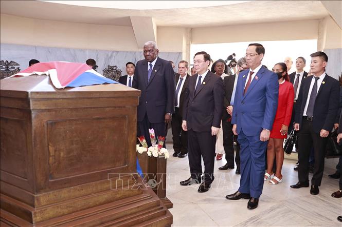 Parlamentspräsident Vuong Dinh Hue besucht Santiago de Cuba