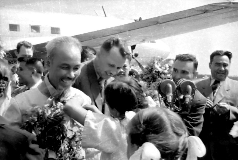 Präsident Ho Chi Minh im Herzen internationaler Freunde