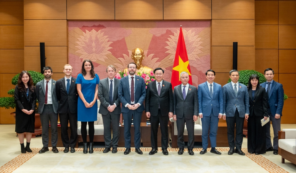 Parlamentspräsident Vuong Dinh Hue trifft Botschafter Großbritanniens und Neuseelands