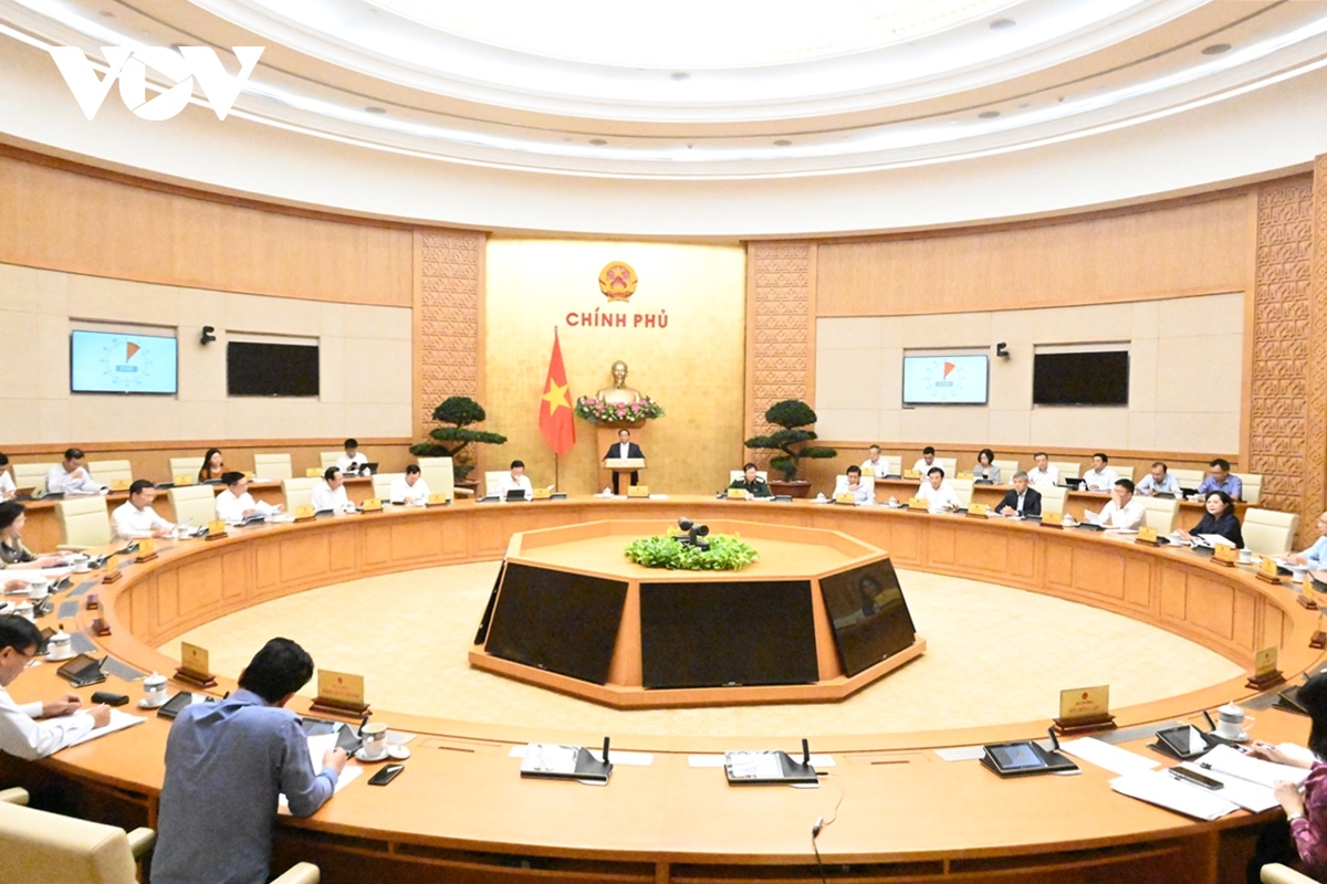 Premierminister Pham Minh Chinh leitet die Regierungssitzung zum Gesetzesaufbau im April