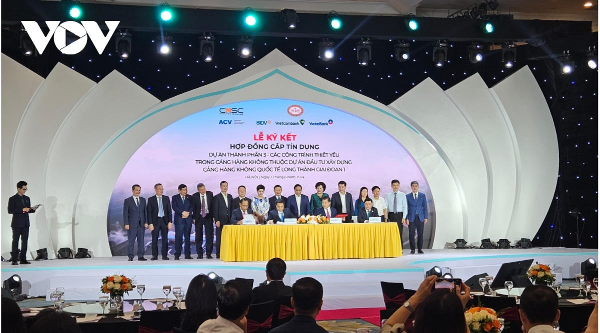 Pham Minh Chinh nimmt an Unterzeichnung des Kreditvertrags für das Bauprojekt des Flughafens Long Thanh teil