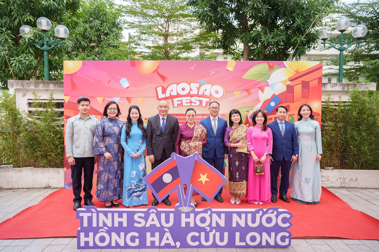 និស្សិតការទូតវៀតណាម-ឡាវ រៀបចំពិធីបុណ្យជួបប្រាស្រ័យវប្បធម៌