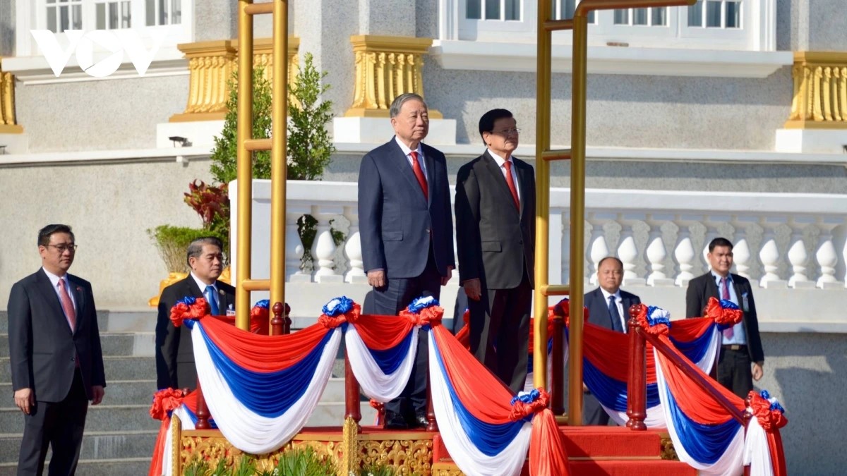 អគ្គលេខាបក្ស ប្រធានរដ្ឋឡាវលោក ថងលូន ស៊ីស៊ូលីត អញ្ជើញជាអធិបតីក្នុងពិធីទទួលស្វាគមន៍ដ៏ឧឡារិកអគ្គលេខាបក្ស លោក តូ ឡឹម