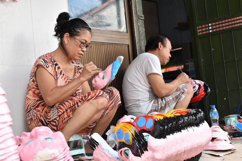 Keluarga terakhir di Kota Ha Noi yang menjaga kejuruan membuat topeng kertas tradisional
