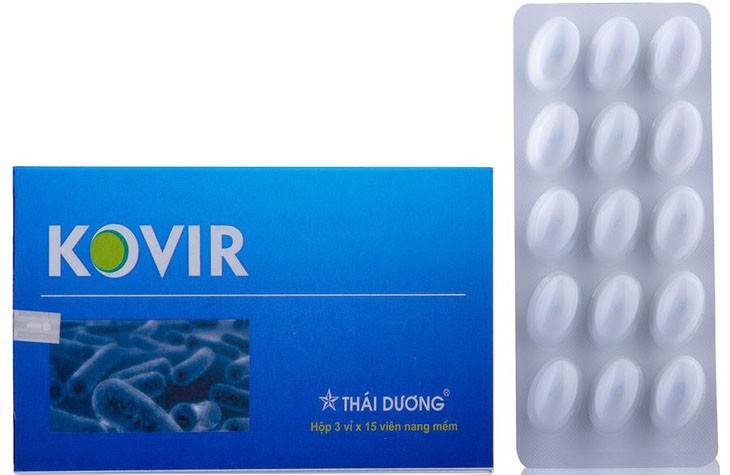 Apoteker perempuan Huong Lien dengan produk Kovir yang mencegah virus menyerang tubuh