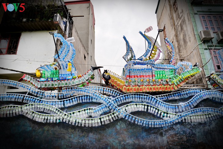 Pesan tentang usaha melindungi lingkungan hidup dari jalan artistik di tepian sungai Hong